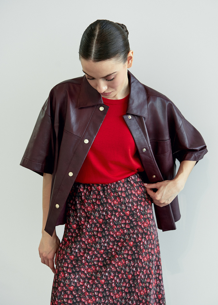 Ягодный бунт - контраст строгой кожи и ягодного принта