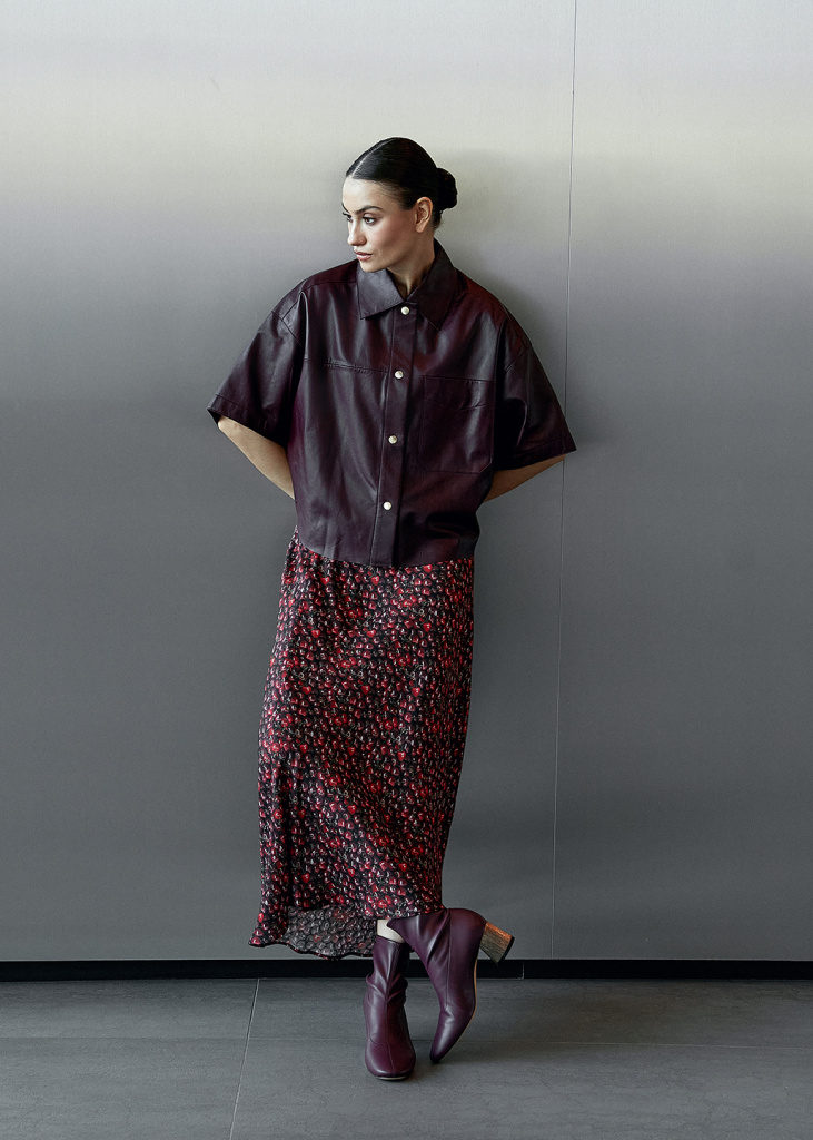 Ягодный бунт - контраст строгой кожи и ягодного принта