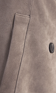 Короткая куртка из замши