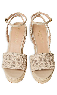 Босоножки на танкетке