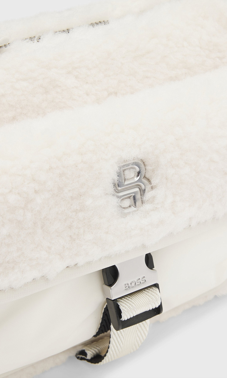 HUGO BOSS: Сумка с мехом